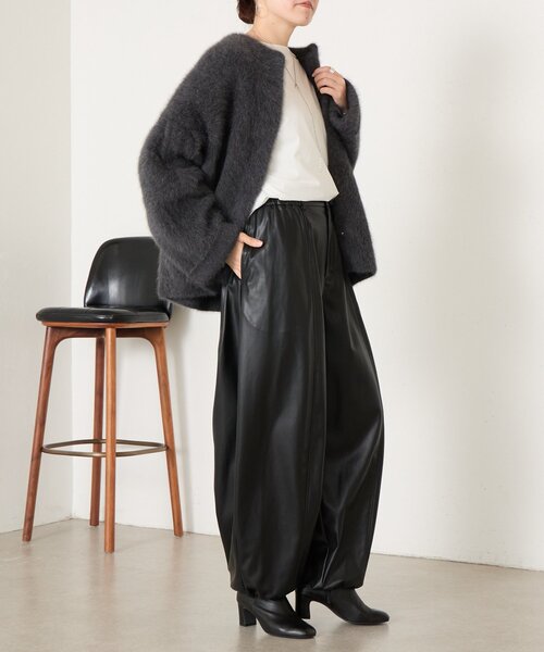 BEARDSLEY(ビアズリー)の「《ZOZO先行予約開始》フェイクレザーバレルパンツ(その他パンツ・レディース・ブラック・1/0)」の4枚目の写真
