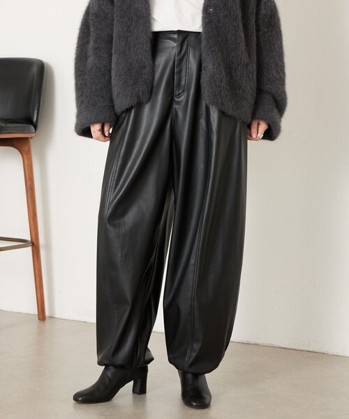 BEARDSLEY(ビアズリー)の「《ZOZO先行予約開始》フェイクレザーバレルパンツ(その他パンツ・レディース・ブラック・1/0)」の2枚目の写真