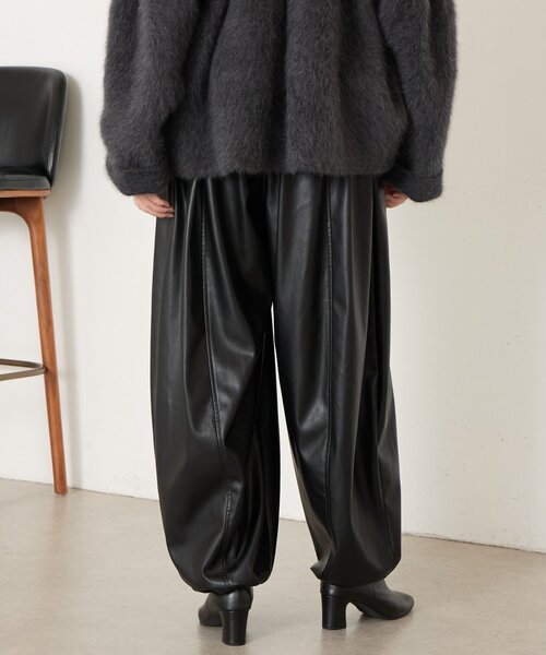 BEARDSLEY(ビアズリー)の「《ZOZO先行予約開始》フェイクレザーバレルパンツ(その他パンツ・レディース・ブラック・1/0)」の18枚目の写真
