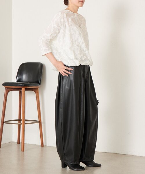 BEARDSLEY(ビアズリー)の「《ZOZO先行予約開始》フェイクレザーバレルパンツ(その他パンツ・レディース・ブラック・1/0)」の12枚目の写真