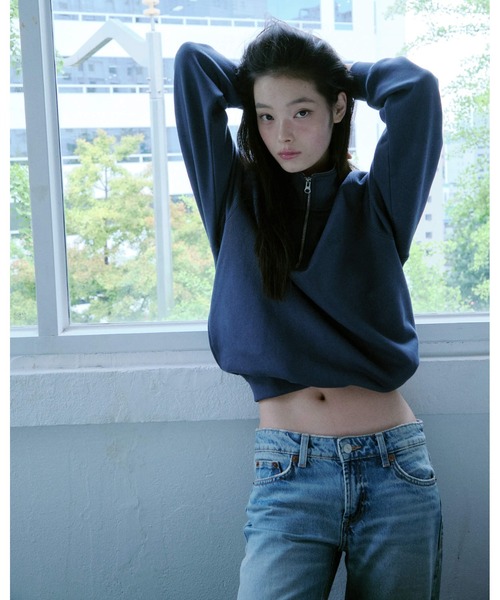EMIS(イミス)の「MONO LOGO HALF-ZIP SWEATSHIRT(スウェット・レディース・クリーム/ネイビー/ブラック・MEDIUM/SMALL/LARGE)」の4枚目の写真