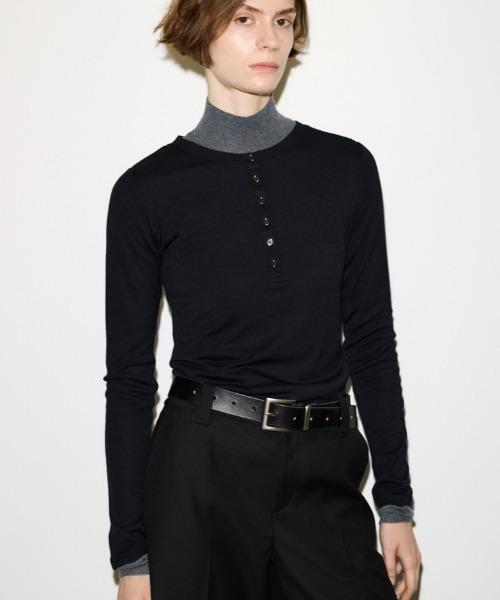 THROW by SLY(スローバイスライ)の「SHEER FINE FIT HENLEY TOPS シアーファインフィットヘンリートップス 秋服(Tシャツ/カットソー・レディース・ブルー/杢グレー/ベージュ/バーガンディー/ブラック・FREE)」の1枚目の写真