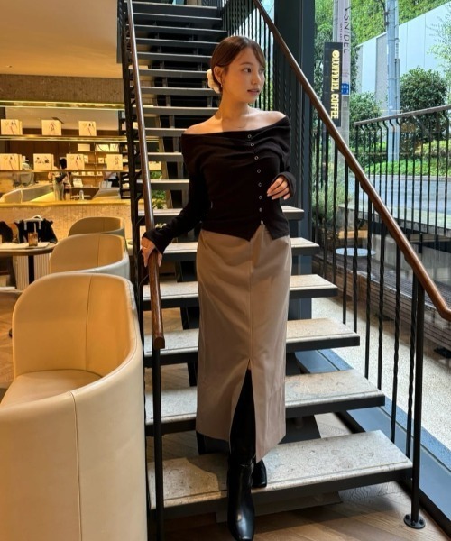 Her lip to（ハーリップトゥー）の「Asymmetrical Tucked Knit Top（Tシャツ/カットソー・レディース・グレー/ブラウン・S/M）」の2枚目の写真
