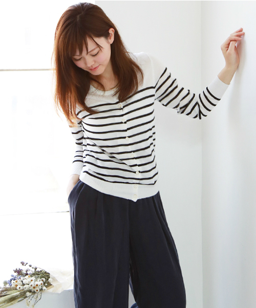 REAL CUBE（リアルキューブ）の「Lil nina フレンチボーダー薄手カーディガン（カーディガン/ボレロ・レディース・ホワイト×ピンク/ホワイト×ネイビー/ホワイト×ブラック/ホワイト×イエロー・M）」の2枚目の写真