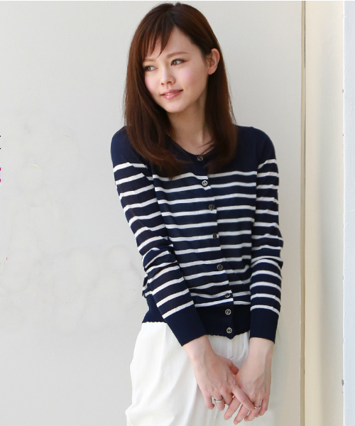 REAL CUBE（リアルキューブ）の「Lil nina フレンチボーダー薄手カーディガン（カーディガン/ボレロ・レディース・ホワイト×ピンク/ホワイト×ネイビー/ホワイト×ブラック/ホワイト×イエロー・M）」の3枚目の写真