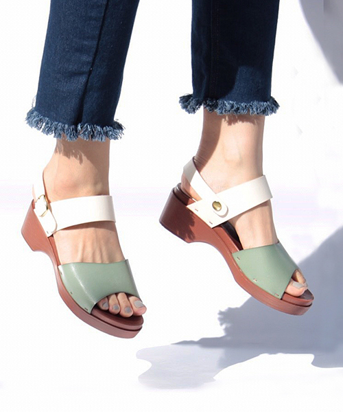mysty woman（ミスティウーマン）の「手染め2wayサンダル／【配色モデル：ZOZOTOWN限定カラー】（サンダル・レディース・オフホワイト/グリーン系その他/ホワイト系その他/ライトグリーン/キャメル/ブラック・LARGE/MEDIUM）」の5枚目の写真