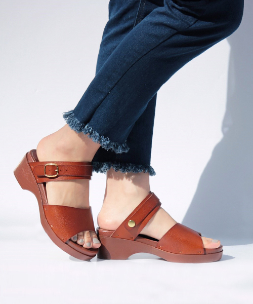 mysty woman（ミスティウーマン）の「手染め2wayサンダル／【配色モデル：ZOZOTOWN限定カラー】（サンダル・レディース・オフホワイト/グリーン系その他/ホワイト系その他/ライトグリーン/キャメル/ブラック・LARGE/MEDIUM）」の6枚目の写真