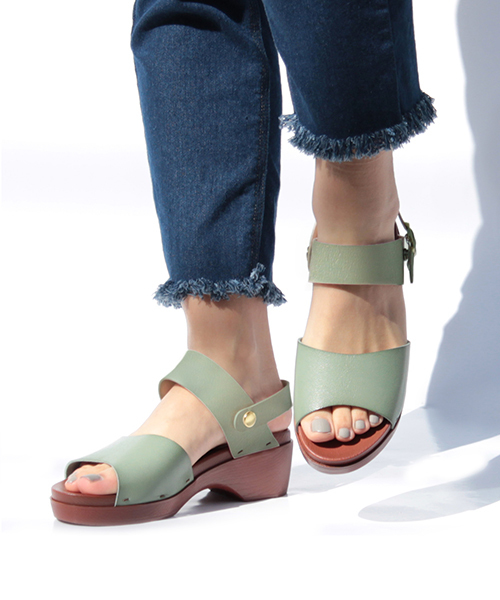 mysty woman（ミスティウーマン）の「手染め2wayサンダル／【配色モデル：ZOZOTOWN限定カラー】（サンダル・レディース・オフホワイト/グリーン系その他/ホワイト系その他/ライトグリーン/キャメル/ブラック・LARGE/MEDIUM）」の4枚目の写真