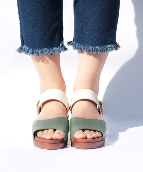 mysty woman（ミスティウーマン）の「手染め2wayサンダル／【配色モデル：ZOZOTOWN限定カラー】（サンダル・レディース・オフホワイト/グリーン系その他/ホワイト系その他/ライトグリーン/キャメル/ブラック・LARGE/MEDIUM）」の8枚目の写真