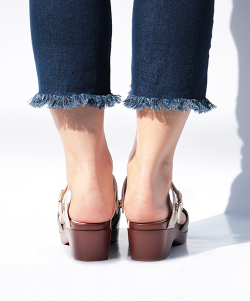 mysty woman（ミスティウーマン）の「手染め2wayサンダル／【配色モデル：ZOZOTOWN限定カラー】（サンダル・レディース・オフホワイト/グリーン系その他/ホワイト系その他/ライトグリーン/キャメル/ブラック・LARGE/MEDIUM）」の9枚目の写真