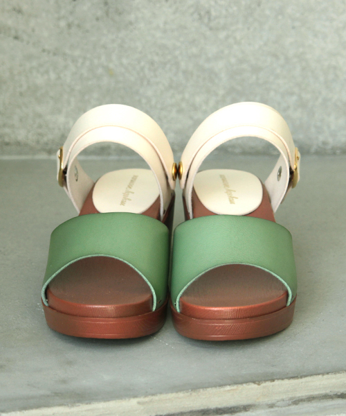 mysty woman（ミスティウーマン）の「手染め2wayサンダル／【配色モデル：ZOZOTOWN限定カラー】（サンダル・レディース・オフホワイト/グリーン系その他/ホワイト系その他/ライトグリーン/キャメル/ブラック・LARGE/MEDIUM）」の11枚目の写真