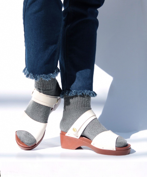 mysty woman（ミスティウーマン）の「手染め2wayサンダル／【配色モデル：ZOZOTOWN限定カラー】（サンダル・レディース・オフホワイト/グリーン系その他/ホワイト系その他/ライトグリーン/キャメル/ブラック・LARGE/MEDIUM）」の7枚目の写真