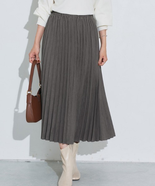 Pierrot（ピエロ）の「スエードタッチプリーツスカート（スカート・レディース・ブラウン/インディゴブルー/アイボリー/モカ/イエロー系その他/バーガンディー/ベージュ系その他/ピンク系その他/グレイッシュベージュ/アクア/ライトグレー/グリーン系その他/オレンジ/キャメル/ブルー/ベージュ系その他2/ベージュ系その他3/チャコール・M/L）」の4枚目の写真