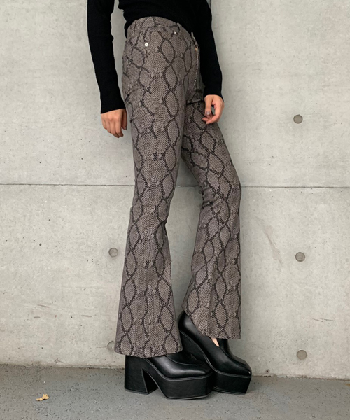 ENVYM（アンビー）の「ＰＹＴＨＯＮフレアＰＴ（その他パンツ・レディース・パイソン・M/S）」の4枚目の写真