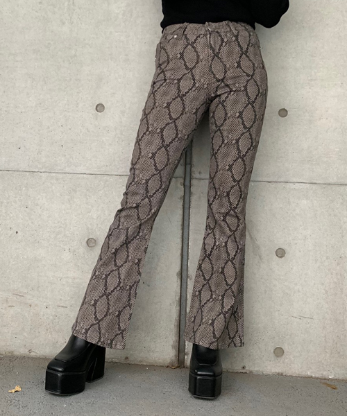 ENVYM（アンビー）の「ＰＹＴＨＯＮフレアＰＴ（その他パンツ・レディース・パイソン・M/S）」の5枚目の写真