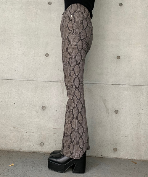 ENVYM（アンビー）の「ＰＹＴＨＯＮフレアＰＴ（その他パンツ・レディース・パイソン・M/S）」の6枚目の写真