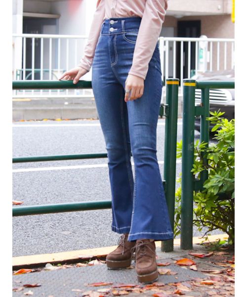 dazzlin(ダズリン)の「DENIMブーツカットパンツ(デニムパンツ・レディース・インディゴブルー/ブルー・24inch/25inch)」の2枚目の写真