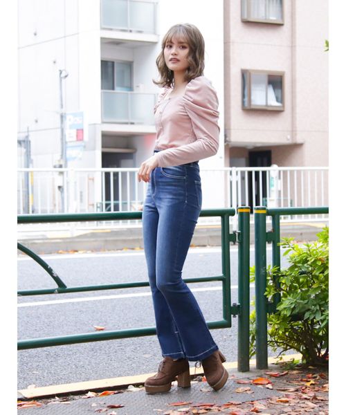 dazzlin(ダズリン)の「DENIMブーツカットパンツ(デニムパンツ・レディース・インディゴブルー/ブルー・24inch/25inch)」の3枚目の写真