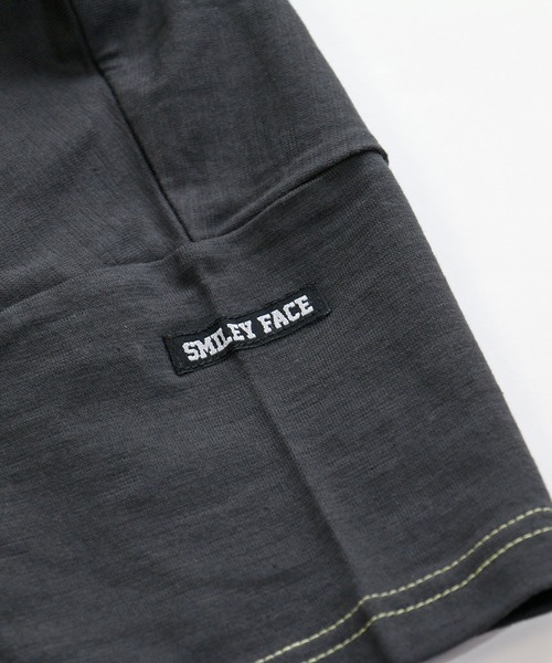 SMILEY FACE(スマイリーフェイス)の「SMILEY FACE/スマイリーフェイス ビックシルエットTシャツ(Tシャツ/カットソー・キッズ・チャコールグレー/ダークグリーン/オフホワイト/スモークピンク/テラコッタ・90cm/110cm/100cm/120cm/130cm/140cm)」の16枚目の写真