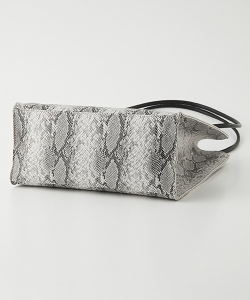 AZUL by moussy(アズールバイマウジー)の「【新色追加】NARROW HANDLE SHOPPER BAG/ナローハンドルショッパーバッグ(ショルダーバッグ・レディース・グレー系その他/ホワイト/ブラック/ベージュ/ブラウン系その他/グリーン系その他2/ベージュ系その他/ブラウン系その他2・FREE)」の22枚目の写真