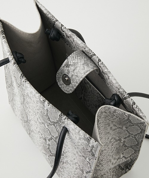 AZUL by moussy(アズールバイマウジー)の「【新色追加】NARROW HANDLE SHOPPER BAG/ナローハンドルショッパーバッグ(ショルダーバッグ・レディース・グレー系その他/ホワイト/ブラック/ベージュ/ブラウン系その他/グリーン系その他2/ベージュ系その他/ブラウン系その他2・FREE)」の21枚目の写真