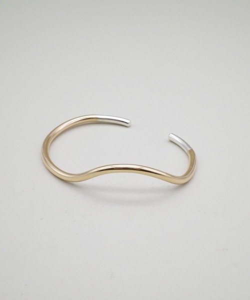 ANNIKA INEZ（アニカイネズ）の「【ANNIKA INEZ / アニカイネズ】14kゴールドフィルド / DIPPED CUFF Bangle / バングル / バイカラー（バングル/リストバンド・レディース・ゴールド・FREE）」の2枚目の写真