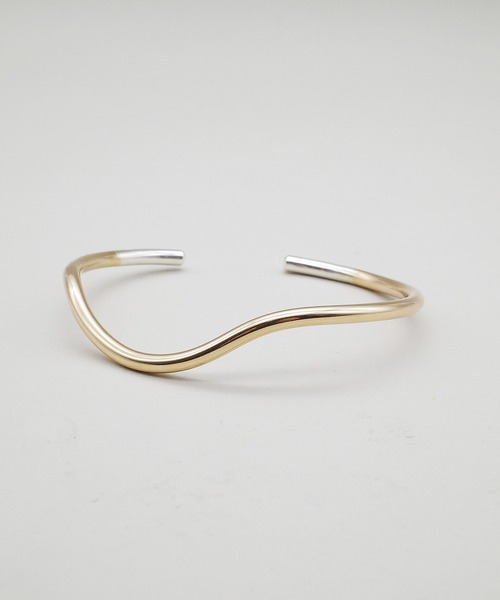 ANNIKA INEZ（アニカイネズ）の「【ANNIKA INEZ / アニカイネズ】14kゴールドフィルド / DIPPED CUFF Bangle / バングル / バイカラー（バングル/リストバンド・レディース・ゴールド・FREE）」の3枚目の写真