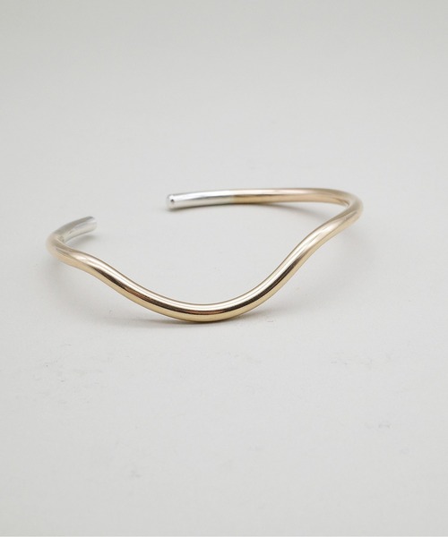 ANNIKA INEZ（アニカイネズ）の「【ANNIKA INEZ / アニカイネズ】14kゴールドフィルド / DIPPED CUFF Bangle / バングル / バイカラー（バングル/リストバンド・レディース・ゴールド・FREE）」の4枚目の写真