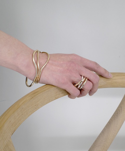 ANNIKA INEZ（アニカイネズ）の「【ANNIKA INEZ / アニカイネズ】14kゴールドフィルド / DIPPED CUFF Bangle / バングル / バイカラー（バングル/リストバンド・レディース・ゴールド・FREE）」の7枚目の写真