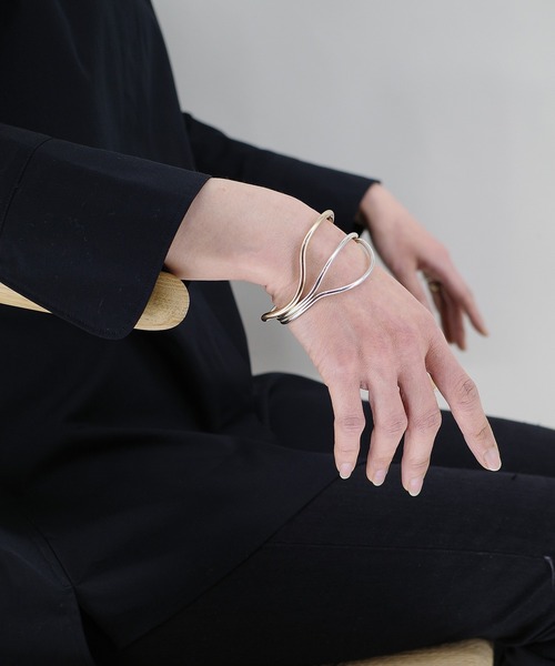 ANNIKA INEZ（アニカイネズ）の「【ANNIKA INEZ / アニカイネズ】14kゴールドフィルド / DIPPED CUFF Bangle / バングル / バイカラー（バングル/リストバンド・レディース・ゴールド・FREE）」の5枚目の写真