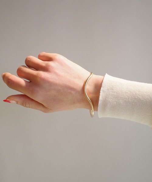 ANNIKA INEZ（アニカイネズ）の「【ANNIKA INEZ / アニカイネズ】14kゴールドフィルド / DIPPED CUFF Bangle / バングル / バイカラー（バングル/リストバンド・レディース・ゴールド・FREE）」の11枚目の写真