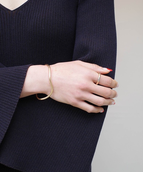 ANNIKA INEZ（アニカイネズ）の「【ANNIKA INEZ / アニカイネズ】14kゴールドフィルド / DIPPED CUFF Bangle / バングル / バイカラー（バングル/リストバンド・レディース・ゴールド・FREE）」の13枚目の写真