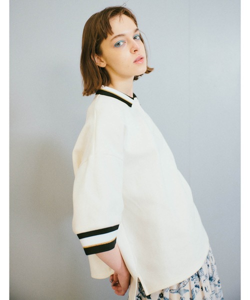 CAROLINA GLASER（カロリナ グレイサー）の「CAROLINA GLASER / ライン入り ポロシャツ（ポロシャツ・レディース・オフホワイト/ブラック・ONE SIZE）」の2枚目の写真