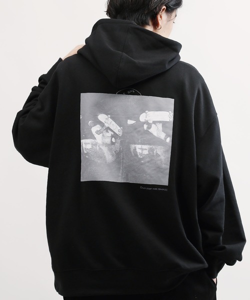 Mark Gonzales（マーク・ゴンザレス）の「Mark Gonzalez / マークゴンザレス 別注 コラボ オーバーサイズ 裏毛 パーカー（パーカー・メンズ・ホワイト系その他/ブラック系その他/ベージュ系その他/ブルー系その他/ホワイト系その他2/ホワイト系その他3/ホワイト系その他4/ホワイト系その他5/ホワイト系その他6/ブラック系その他2/ブラック系その他3/ベージュ系その他2/ベージュ系その他3/ブルー系その他2/ブルー系その他3/ベージュ系その他4/ベージュ系その他5/ブラック系その他4/ブラック系その他5/ブラック系その他6/その他1/その他2/その他3/その他4/その他7/その他6/その他5/ブラック系その他7/ブルー系その他4/その他8/ベージュ系その他6・MEDIUM/LARGE）」の10枚目の写真