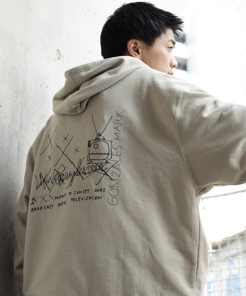 Mark Gonzales（マーク・ゴンザレス）の「Mark Gonzalez / マークゴンザレス 別注 コラボ オーバーサイズ 裏毛 パーカー（パーカー・メンズ・ホワイト系その他/ブラック系その他/ベージュ系その他/ブルー系その他/ホワイト系その他2/ホワイト系その他3/ホワイト系その他4/ホワイト系その他5/ホワイト系その他6/ブラック系その他2/ブラック系その他3/ベージュ系その他2/ベージュ系その他3/ブルー系その他2/ブルー系その他3/ベージュ系その他4/ベージュ系その他5/ブラック系その他4/ブラック系その他5/ブラック系その他6/その他1/その他2/その他3/その他4/その他7/その他6/その他5/ブラック系その他7/ブルー系その他4/その他8/ベージュ系その他6・MEDIUM/LARGE）」の19枚目の写真