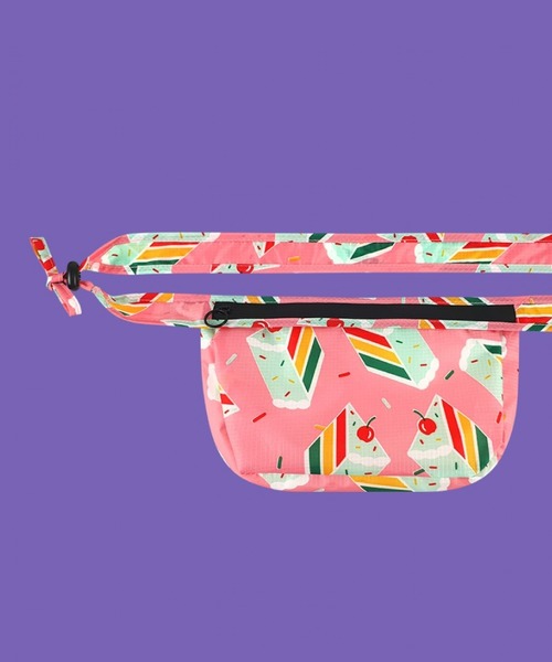 WIGGLE WIGGLE(ウィグルウィグル)の「WIGGLE WIGGLE/Waist Bag Cake 2951298(ボディバッグ/ウエストポーチ・レディース・ピンク・0)」の2枚目の写真
