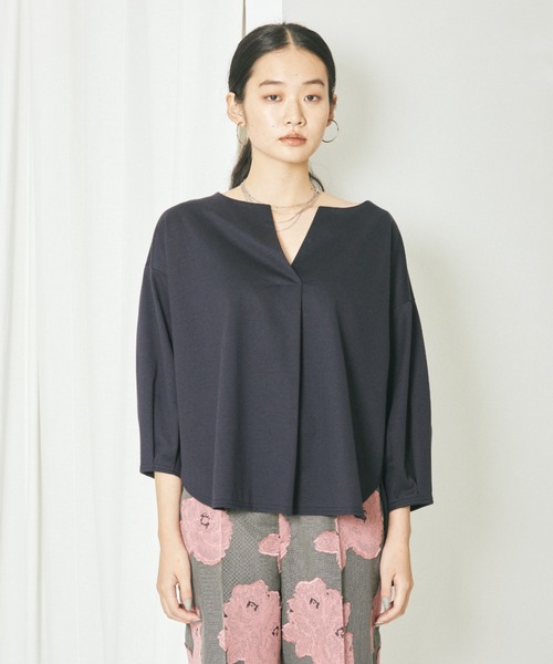 GARAGE OF GOOD CLOTHING（ガレージオブグッドクロージング）の「タック袖スキッパープルオーバー＊（Tシャツ/カットソー・レディース・グレイッシュベージュ/ネイビー/ホワイト・FREE）」の3枚目の写真