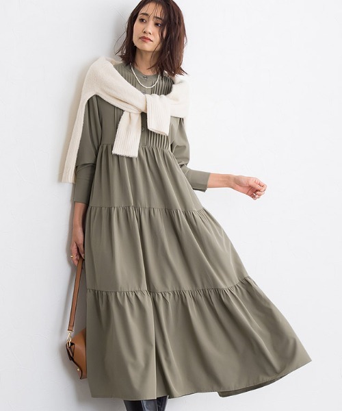 Pierrot(ピエロ)の「【CM着用アイテム】ピンタックティアードワンピース(ワンピース・レディース・ブルーグリーン/グレイッシュベージュ・M/L)」の3枚目の写真