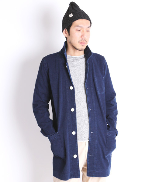 Denime(ドゥニーム)の「カットデニムショップコート(ステンカラーコート・メンズ・ブルー/ネイビー・LARGE/MEDIUM)」の1枚目の写真