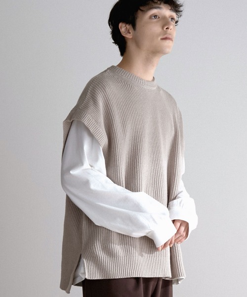 MONO-MART（モノマート）の「畦編み オーバーサイドスリット ニットベスト（ベスト・メンズ・グレイッシュベージュ/グレイッシュブルー/ブラック/チャコール/グリーン/サックスブルー/オレンジ・M/L）」の4枚目の写真