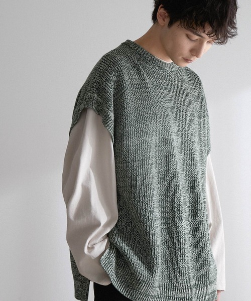 MONO-MART（モノマート）の「畦編み オーバーサイドスリット ニットベスト（ベスト・メンズ・グレイッシュベージュ/グレイッシュブルー/ブラック/チャコール/グリーン/サックスブルー/オレンジ・M/L）」の5枚目の写真