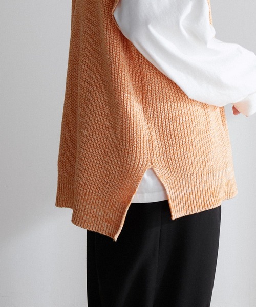 MONO-MART（モノマート）の「畦編み オーバーサイドスリット ニットベスト（ベスト・メンズ・グレイッシュベージュ/グレイッシュブルー/ブラック/チャコール/グリーン/サックスブルー/オレンジ・M/L）」の11枚目の写真