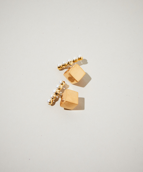 Abahouse Devinette（ドゥヴィネット）の「【IROLIER】サイコロキャッチ5パールピアス（ピアス（両耳用）・レディース・シルバー/ゴールド・フリー）」の2枚目の写真