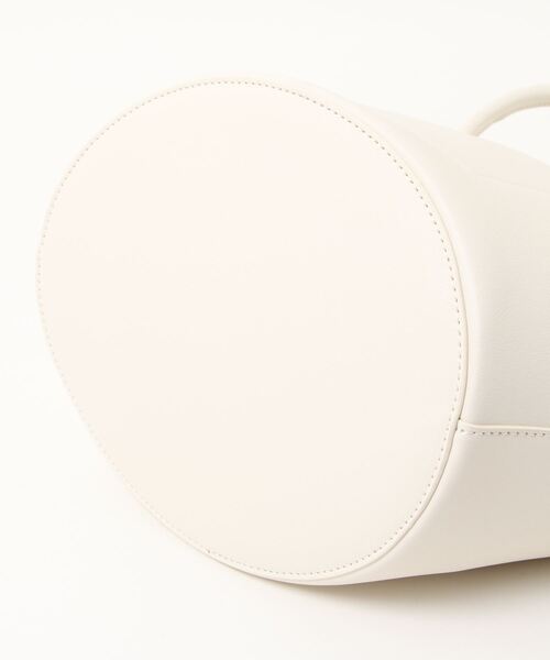 SALON adam et rope'（サロン アダム エ ロペ）の「【2WAY】フェイクレザーバスケットバッグ（ハンドバッグ・レディース・ホワイト/ブラック/サックスブルー・FREE）」の5枚目の写真