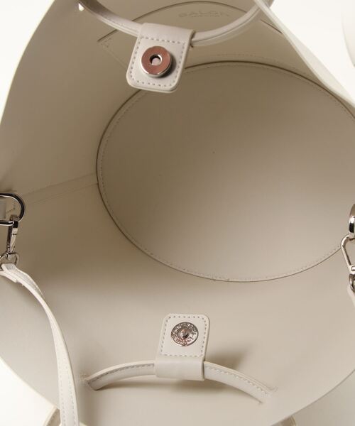 SALON adam et rope'（サロン アダム エ ロペ）の「【2WAY】フェイクレザーバスケットバッグ（ハンドバッグ・レディース・ホワイト/ブラック/サックスブルー・FREE）」の7枚目の写真