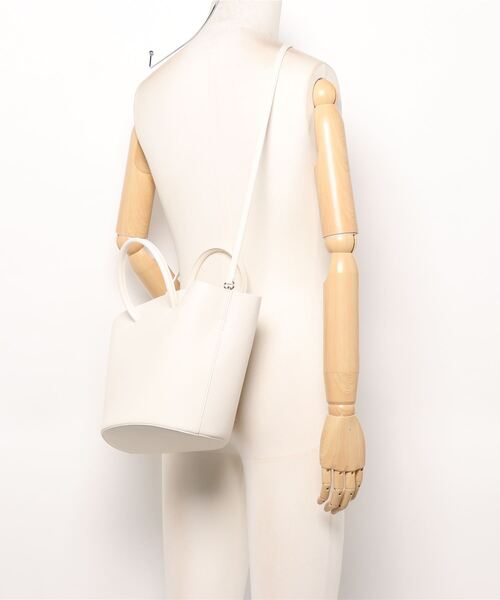 SALON adam et rope'（サロン アダム エ ロペ）の「【2WAY】フェイクレザーバスケットバッグ（ハンドバッグ・レディース・ホワイト/ブラック/サックスブルー・FREE）」の6枚目の写真