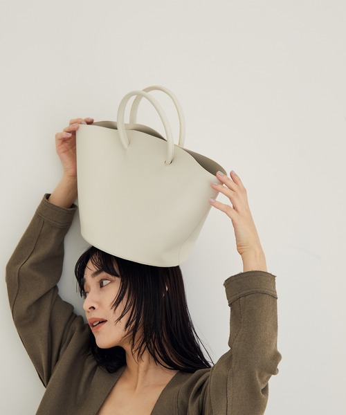 SALON adam et rope'（サロン アダム エ ロペ）の「【2WAY】フェイクレザーバスケットバッグ（ハンドバッグ・レディース・ホワイト/ブラック/サックスブルー・FREE）」の2枚目の写真