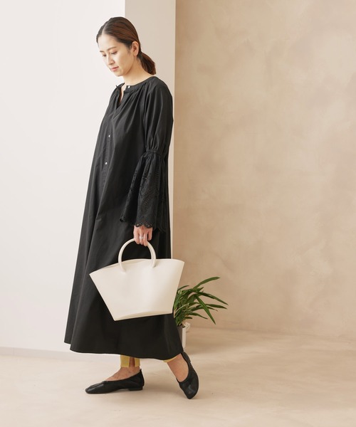 SALON adam et rope'（サロン アダム エ ロペ）の「【2WAY】フェイクレザーバスケットバッグ（ハンドバッグ・レディース・ホワイト/ブラック/サックスブルー・FREE）」の10枚目の写真