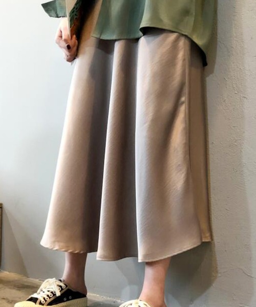 LAFFMO(ラフモ)の「サテンライクフレアスカート(スカート・レディース・ブラック/ベージュ・M/L)」の2枚目の写真