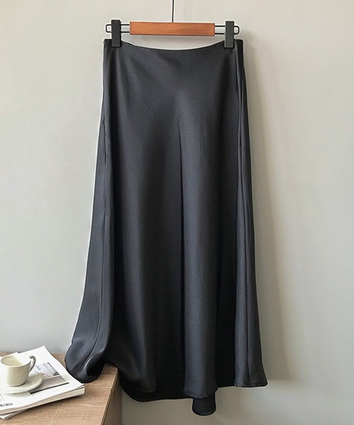 LAFFMO(ラフモ)の「サテンライクフレアスカート(スカート・レディース・ブラック/ベージュ・M/L)」の1枚目の写真
